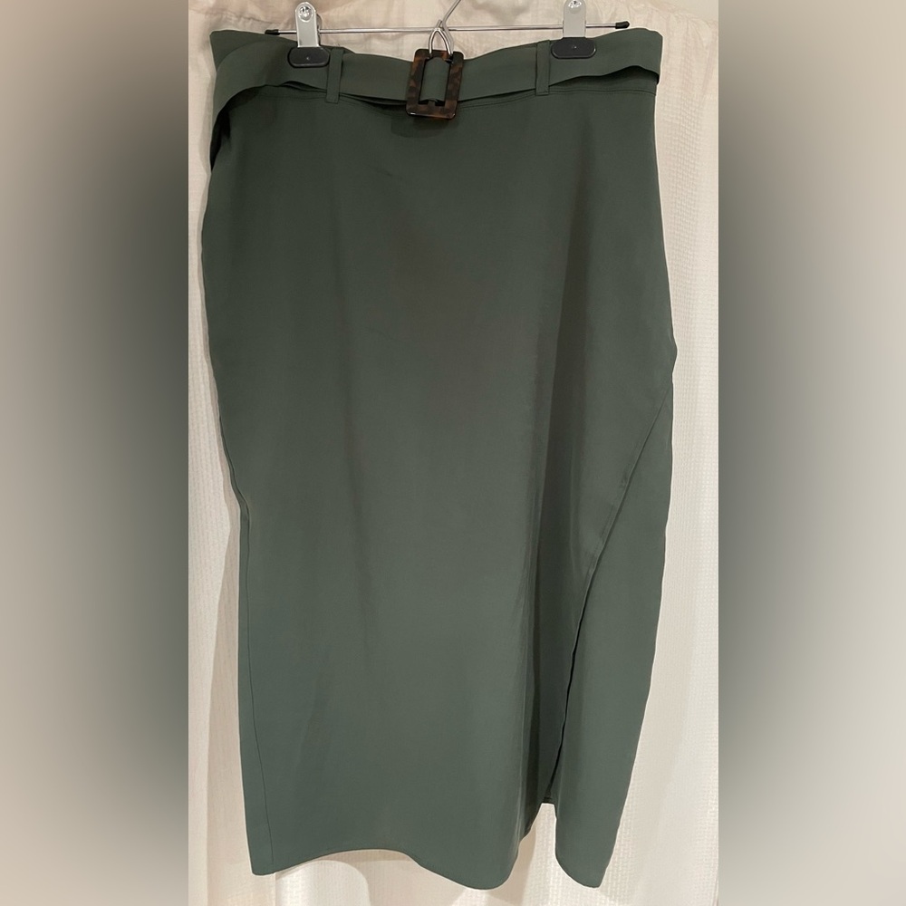APRICOT Forest Green Skirt with slit and belt
Size 8